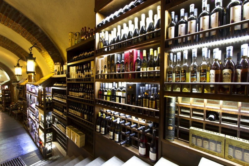 bar-LA CADIERE D AZUR-min_world_street_travel_shop_canon_georgia_wine_bottles-429767